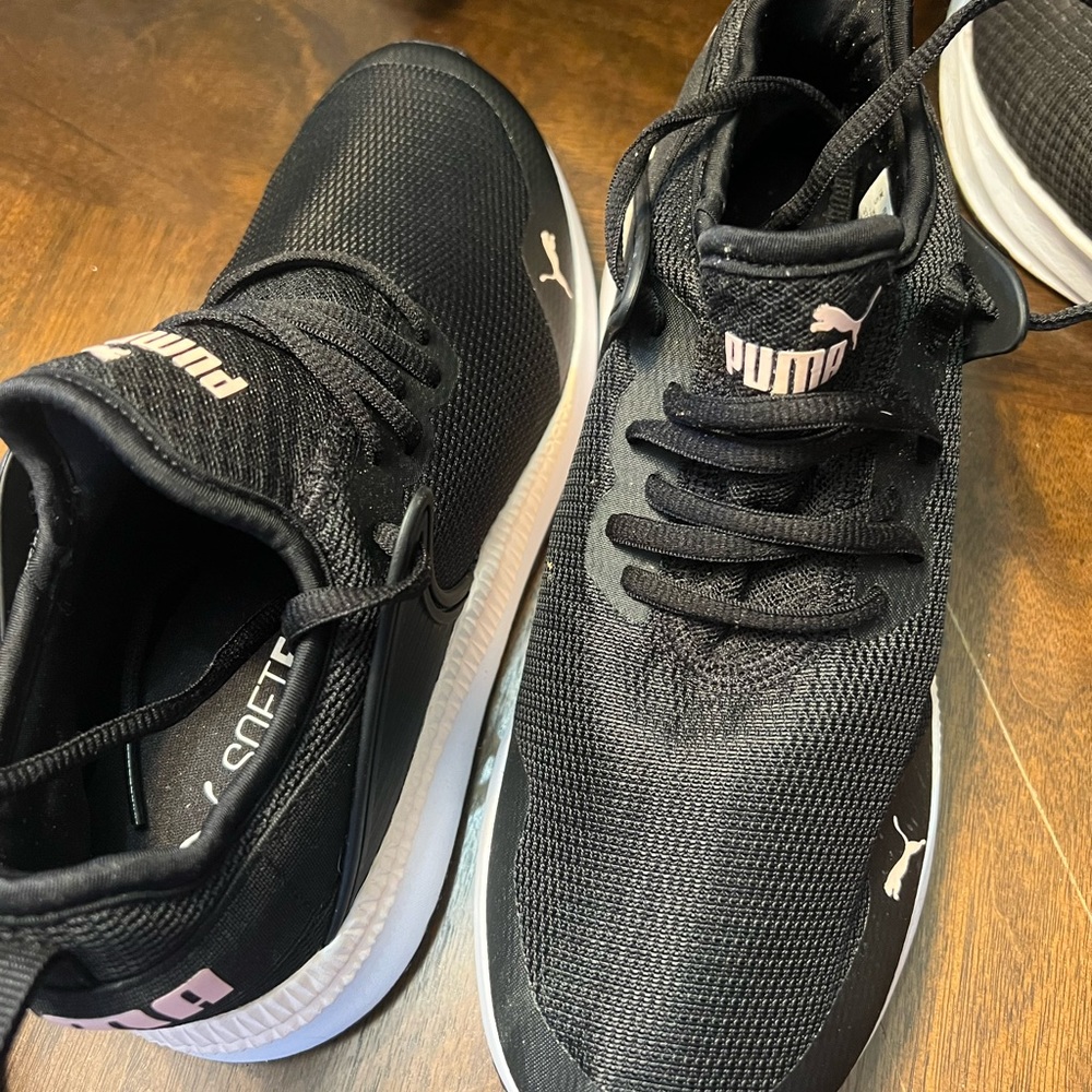 7 1/2 puma. Only worn a couple of times